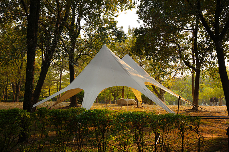 阳光下的天幕帐篷
